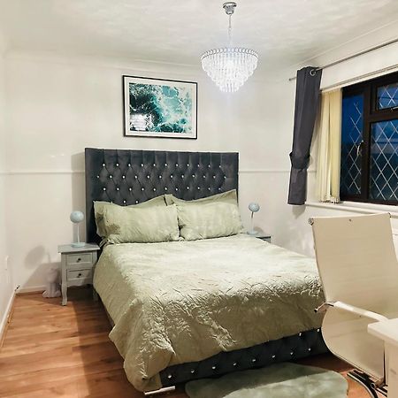 Home Away From Home Swindon Bagian luar foto