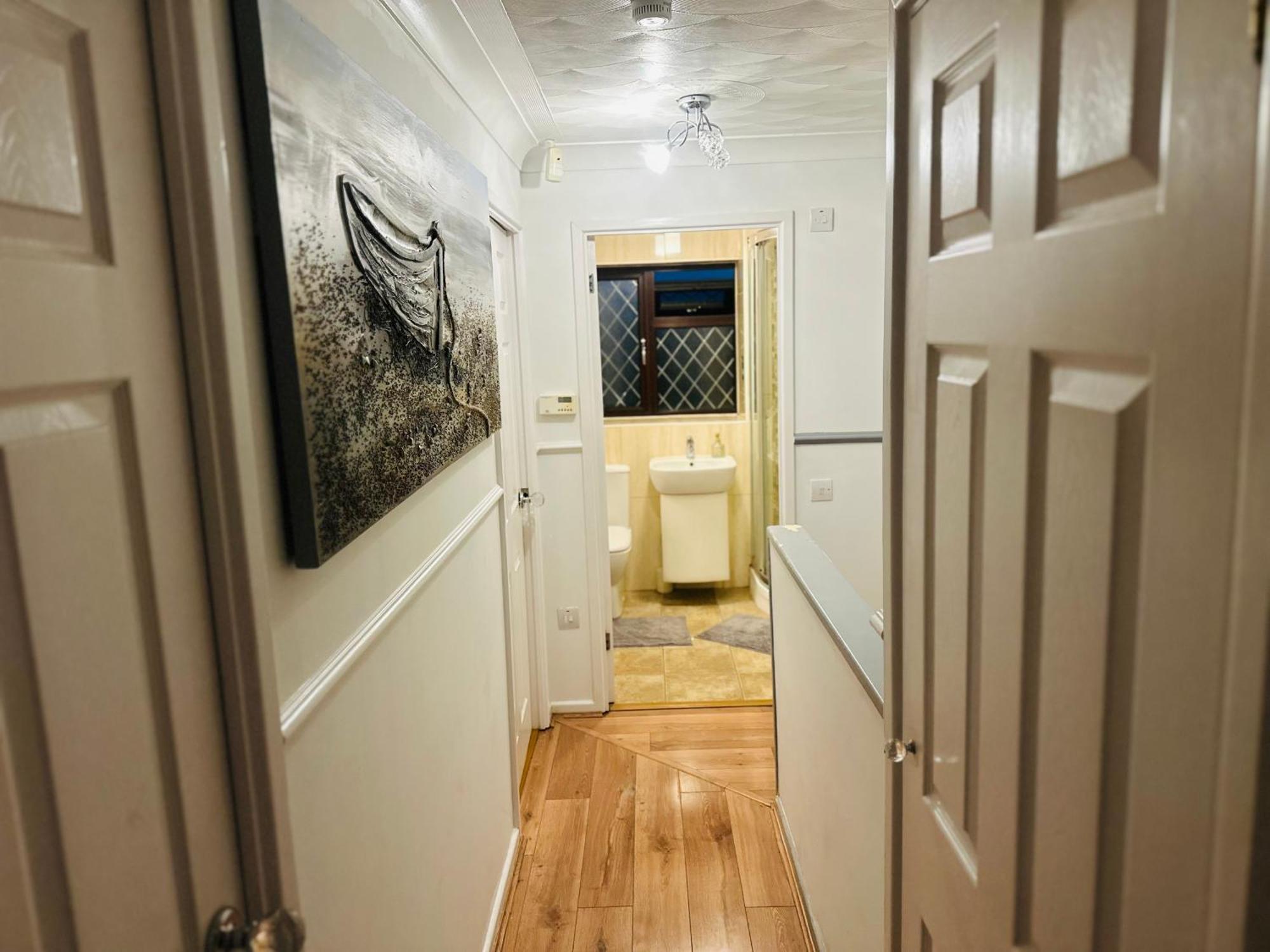 Home Away From Home Swindon Bagian luar foto