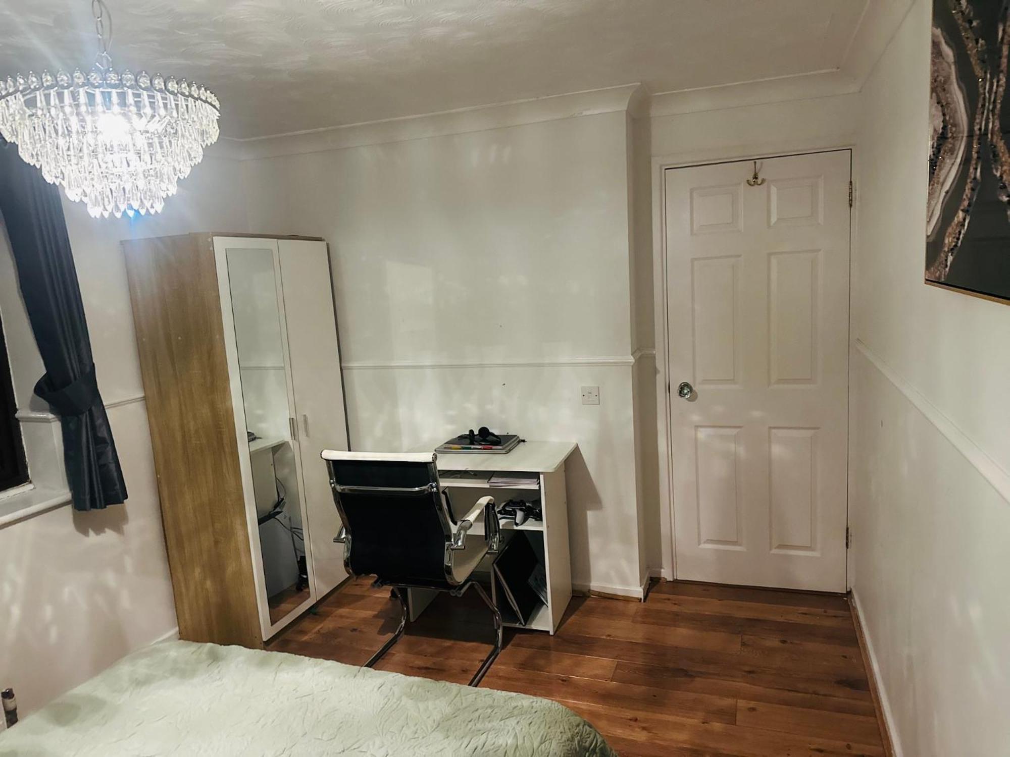 Home Away From Home Swindon Bagian luar foto