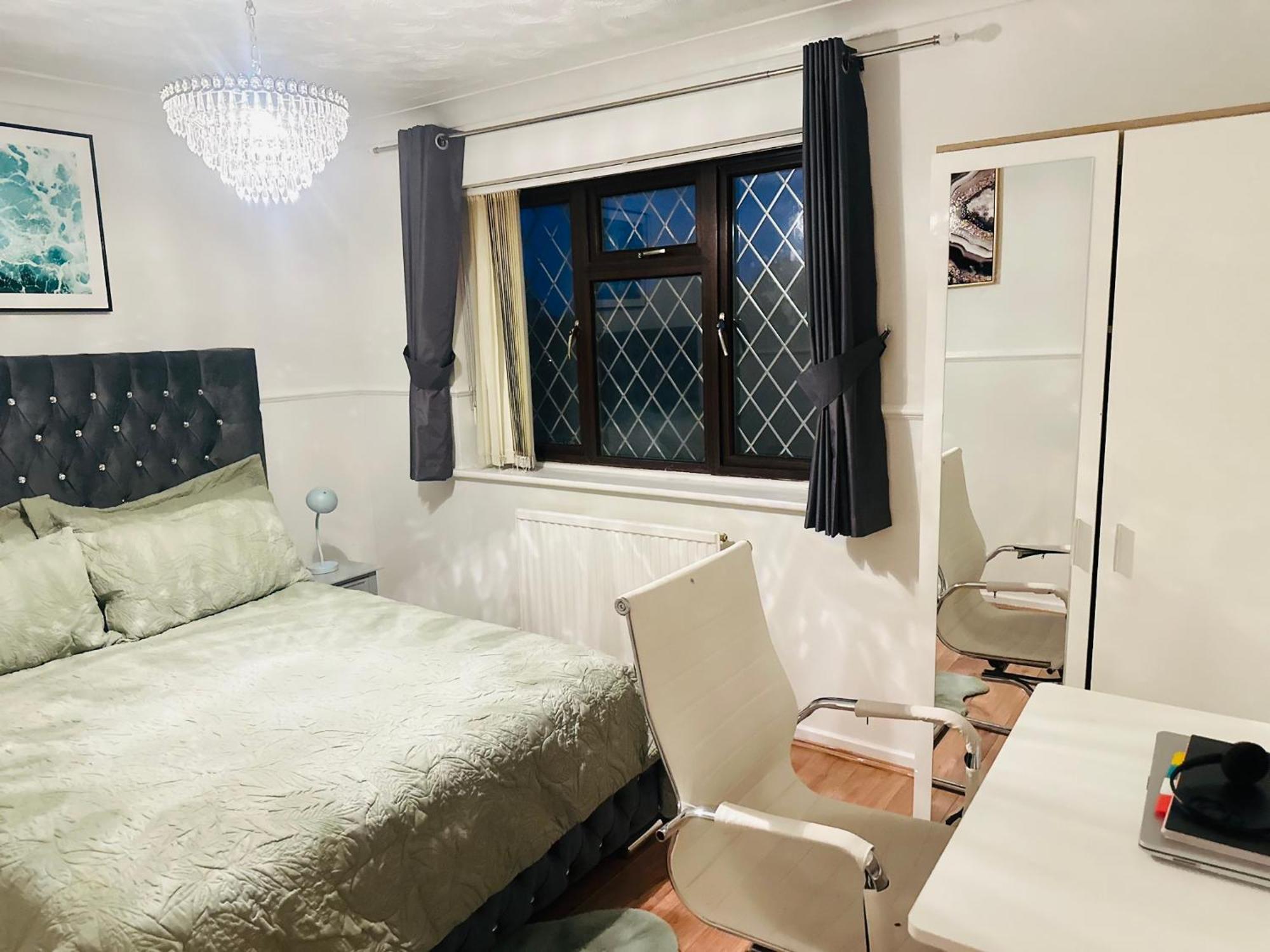 Home Away From Home Swindon Bagian luar foto