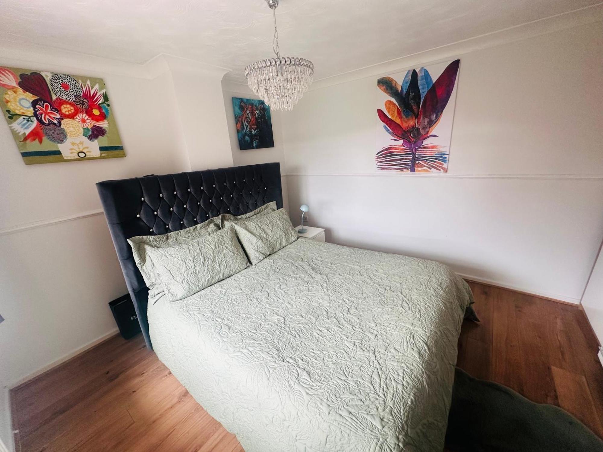 Home Away From Home Swindon Bagian luar foto