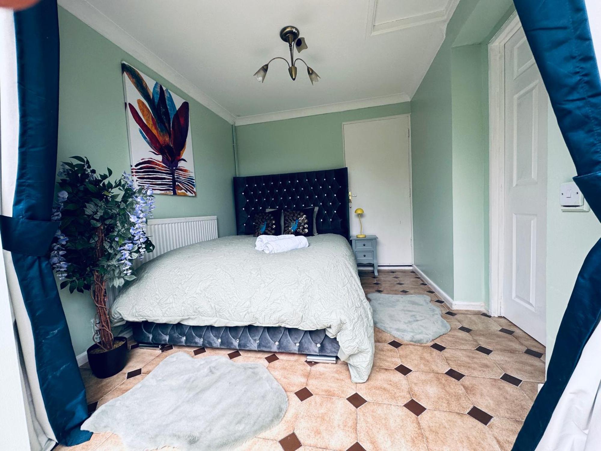 Home Away From Home Swindon Bagian luar foto