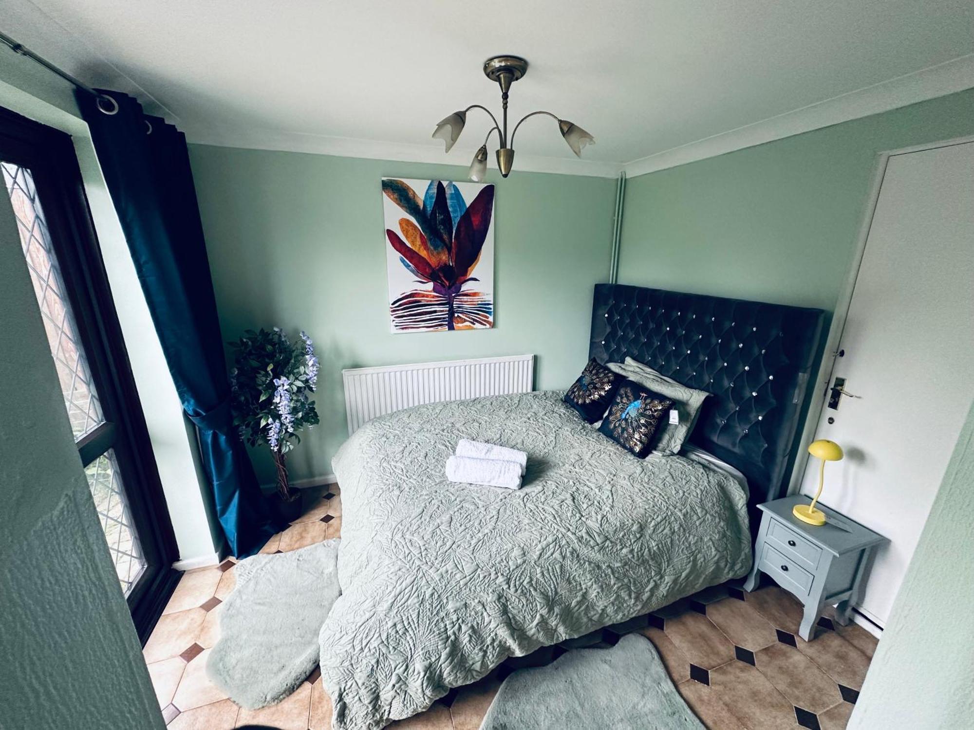 Home Away From Home Swindon Bagian luar foto