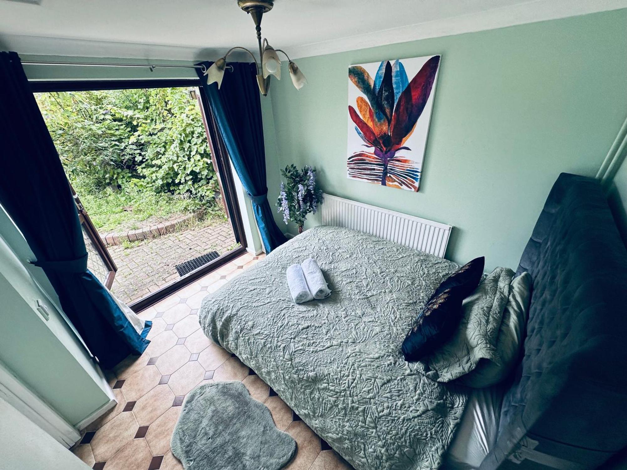 Home Away From Home Swindon Bagian luar foto